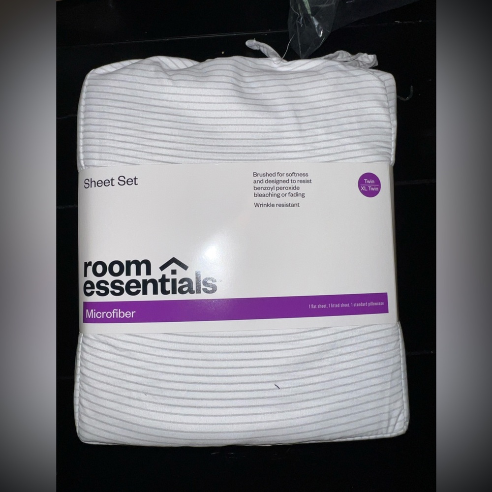 Room Essentials White and Gray Twin/XL Twin Sheet Set